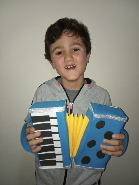 Acordeón material reciclado Manuel E.